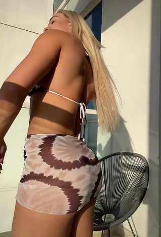 4. Hot Maria Shows Butt