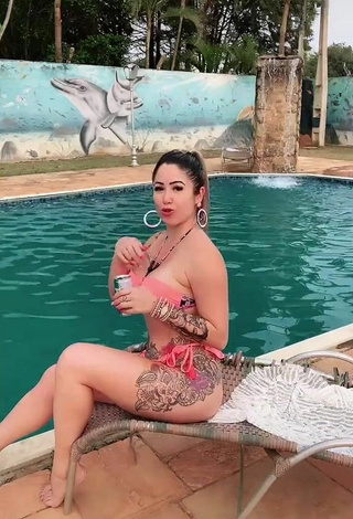 4. Sexy Naiara Coelho in Pink Bikini at the Swimming Pool