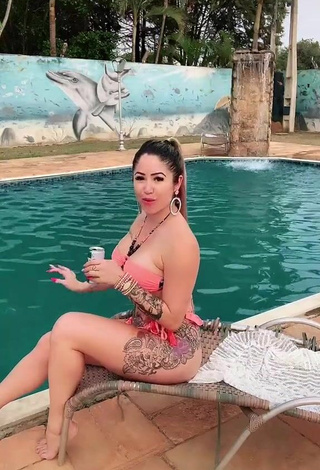 6. Sexy Naiara Coelho in Pink Bikini at the Swimming Pool