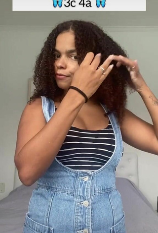 Sexy Jeniffer Nascimento Shows Cleavage in Striped Crop Top