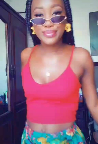 2. Hot Patricia Delus Shows Cleavage in Pink Crop Top
