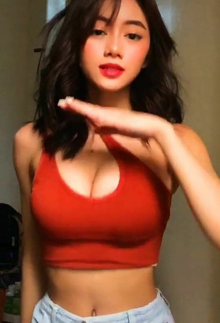 4. Attractive Paulaxdrea Shows Cleavage in Red Crop Top