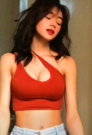 5. Attractive Paulaxdrea Shows Cleavage in Red Crop Top