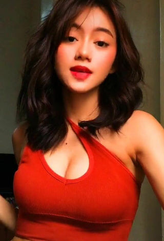 3. Adorable Paulaxdrea Shows Cleavage in Seductive Red Crop Top