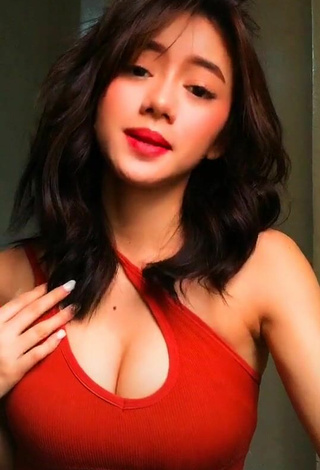 4. Adorable Paulaxdrea Shows Cleavage in Seductive Red Crop Top