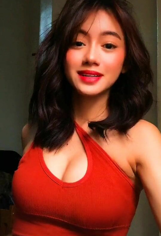 5. Adorable Paulaxdrea Shows Cleavage in Seductive Red Crop Top