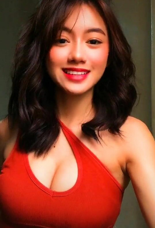 6. Adorable Paulaxdrea Shows Cleavage in Seductive Red Crop Top