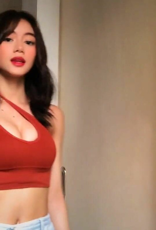 Gorgeous Paulaxdrea Shows Cleavage in Alluring Red Crop Top