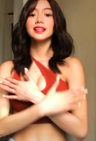 3. Gorgeous Paulaxdrea Shows Cleavage in Alluring Red Crop Top