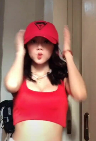 2. Alluring Paulaxdrea Shows Cleavage in Erotic Red Crop Top