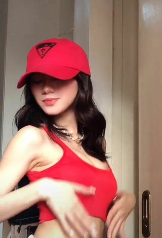 4. Alluring Paulaxdrea Shows Cleavage in Erotic Red Crop Top