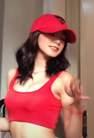 5. Alluring Paulaxdrea Shows Cleavage in Erotic Red Crop Top