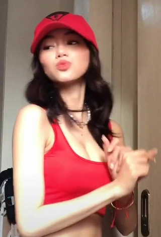 6. Alluring Paulaxdrea Shows Cleavage in Erotic Red Crop Top