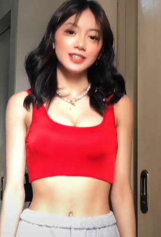 2. Hottest Paulaxdrea Shows Cleavage in Red Crop Top