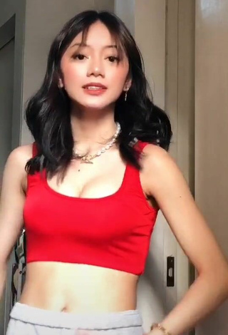 4. Hottest Paulaxdrea Shows Cleavage in Red Crop Top