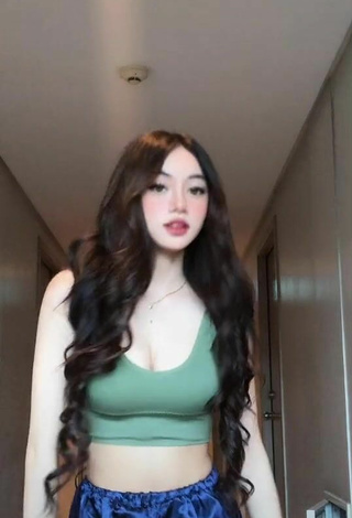 Sexy Paulaxdrea Shows Cleavage in Green Crop Top