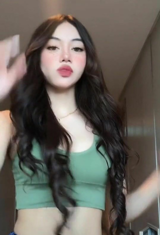 2. Sexy Paulaxdrea Shows Cleavage in Green Crop Top