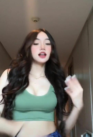 5. Sexy Paulaxdrea Shows Cleavage in Green Crop Top