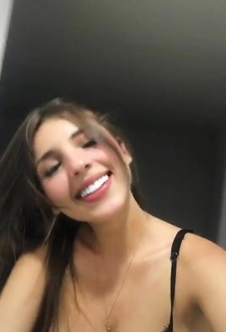 6. Sweetie Pau Shows Cleavage in Bra and Bouncing Tits