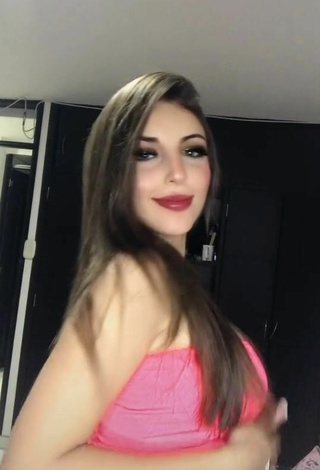 2. Sexy Pau Shows Cleavage in Pink Tube Top