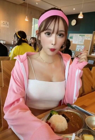 3. Sexy Peachmomo106 Shows Cleavage in White Crop Top