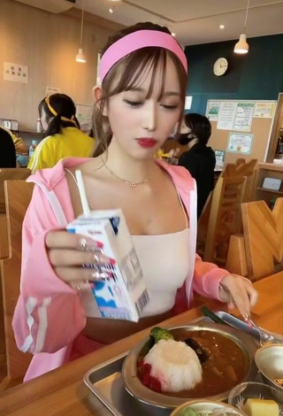 4. Sexy Peachmomo106 Shows Cleavage in White Crop Top