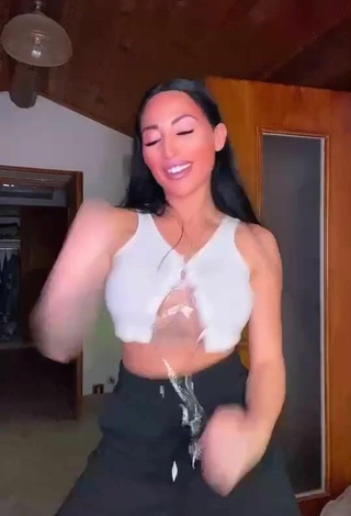 2. Pocahontasmaria Shows Cleavage in Alluring White Crop Top and Bouncing Boobs