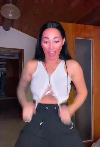 4. Pocahontasmaria Shows Cleavage in Alluring White Crop Top and Bouncing Boobs