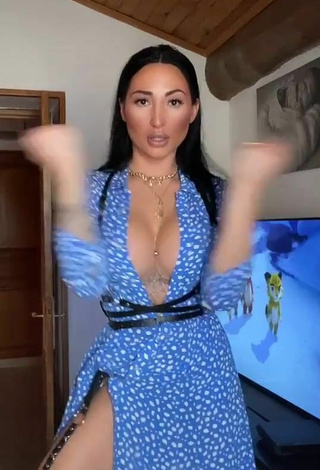 Hottie Pocahontasmaria Shows Cleavage in Floral Dress and Bouncing Tits