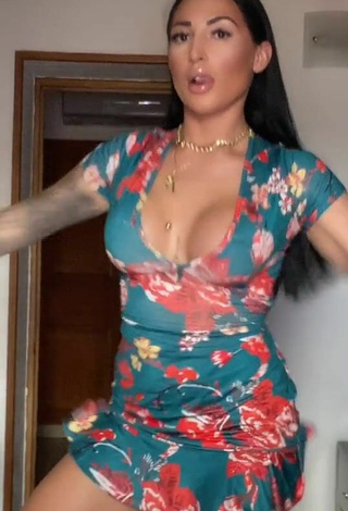 Sweetie Pocahontasmaria Shows Cleavage in Floral Dress while Twerking