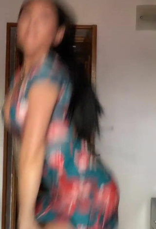 4. Sweetie Pocahontasmaria Shows Cleavage in Floral Dress while Twerking