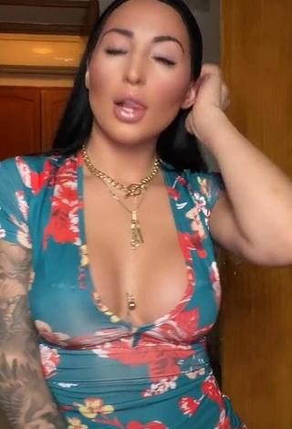 Hot Pocahontasmaria Shows Cleavage in Floral Dress and Bouncing Breasts
