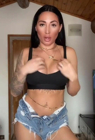 Amazing Pocahontasmaria Shows Cleavage in Hot Black Sport Bra and Bouncing Boobs