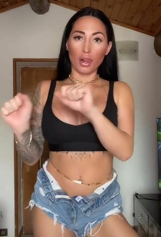 2. Amazing Pocahontasmaria Shows Cleavage in Hot Black Sport Bra and Bouncing Boobs