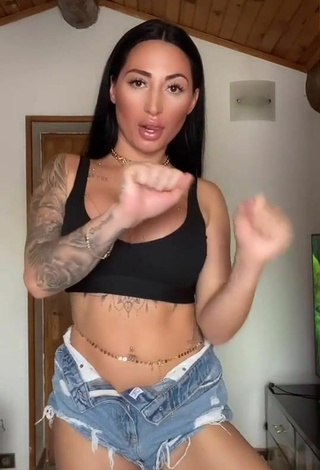 3. Amazing Pocahontasmaria Shows Cleavage in Hot Black Sport Bra and Bouncing Boobs