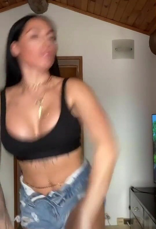 6. Amazing Pocahontasmaria Shows Cleavage in Hot Black Sport Bra and Bouncing Boobs