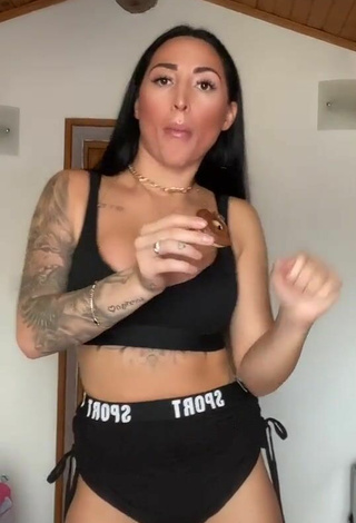 3. Hottie Pocahontasmaria Shows Cleavage in Black Sport Bra and Bouncing Tits