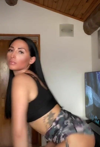 6. Sweetie Pocahontasmaria Shows Cleavage in Black Sport Bra while Twerking