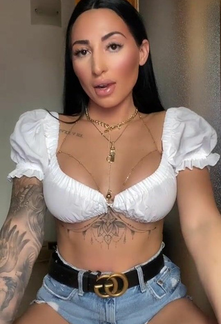 3. Gorgeous Pocahontasmaria in Alluring White Crop Top and Bouncing Boobs