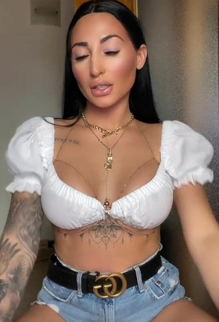 4. Gorgeous Pocahontasmaria in Alluring White Crop Top and Bouncing Boobs