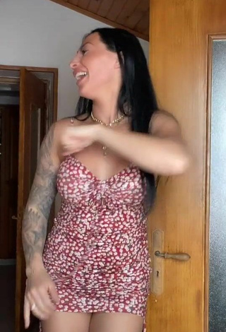 6. Sexy Pocahontasmaria Shows Cleavage in Floral Dress