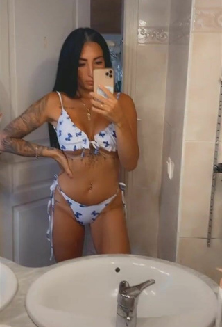 Sexy Pocahontasmaria Shows Cleavage in Bikini