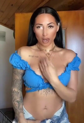 2. Beautiful Pocahontasmaria Shows Cleavage in Sexy Blue Crop Top