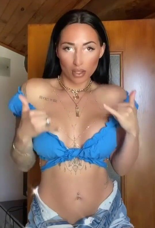 4. Beautiful Pocahontasmaria Shows Cleavage in Sexy Blue Crop Top