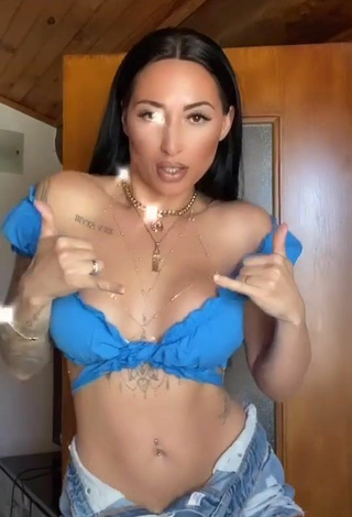 5. Beautiful Pocahontasmaria Shows Cleavage in Sexy Blue Crop Top