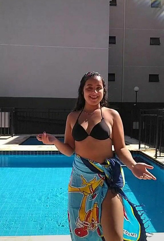 6. Hot Raquel Toledoh Shows Cleavage in Black Bikini Top at the Pool
