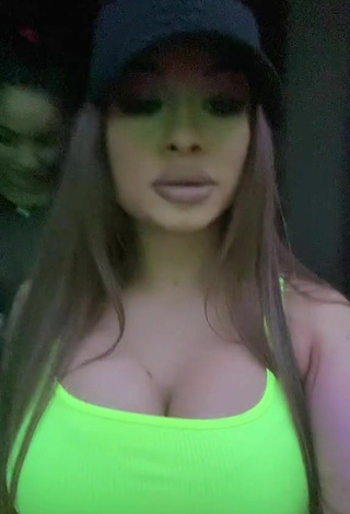 2. Breathtaking Simonna Braboveanu Shows Cleavage in Lime Green Crop Top