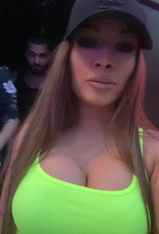 3. Breathtaking Simonna Braboveanu Shows Cleavage in Lime Green Crop Top