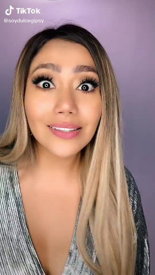 Sexy DulceGipsy Shows Cleavage