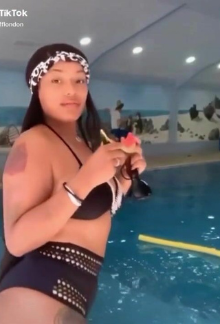 2. Sexy Stefflon Don Shows Cleavage in Black Bikini at the Swimming Pool and Bouncing Boobs